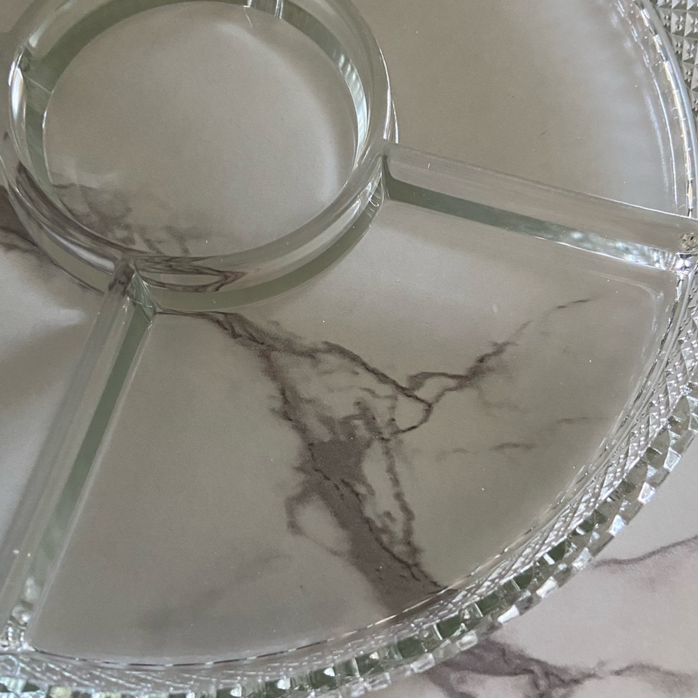 Diamond cut pattern edge glass divided serving tray - Picture 3 of 11